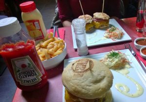 Burger bei The Huggy’s Bar (Liège) – der vordere große ist ein normaler, die hinteren 2 kleinen die gf Alternative