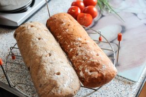 Links das Ciabatta "Olive", rechts die Variante "Tomate"