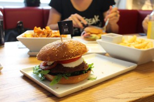 Glutenfreie Burger und glutenfreie Pommes