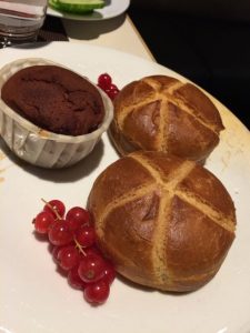 Frühstück im Mercure. Hammermühle Brötchen und Schnitzer Muffin