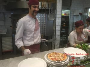 Die glutenfreie Pizza kommt auf den Teller