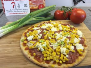 LIDL Pizza mit eigenen Zutaten belegt.