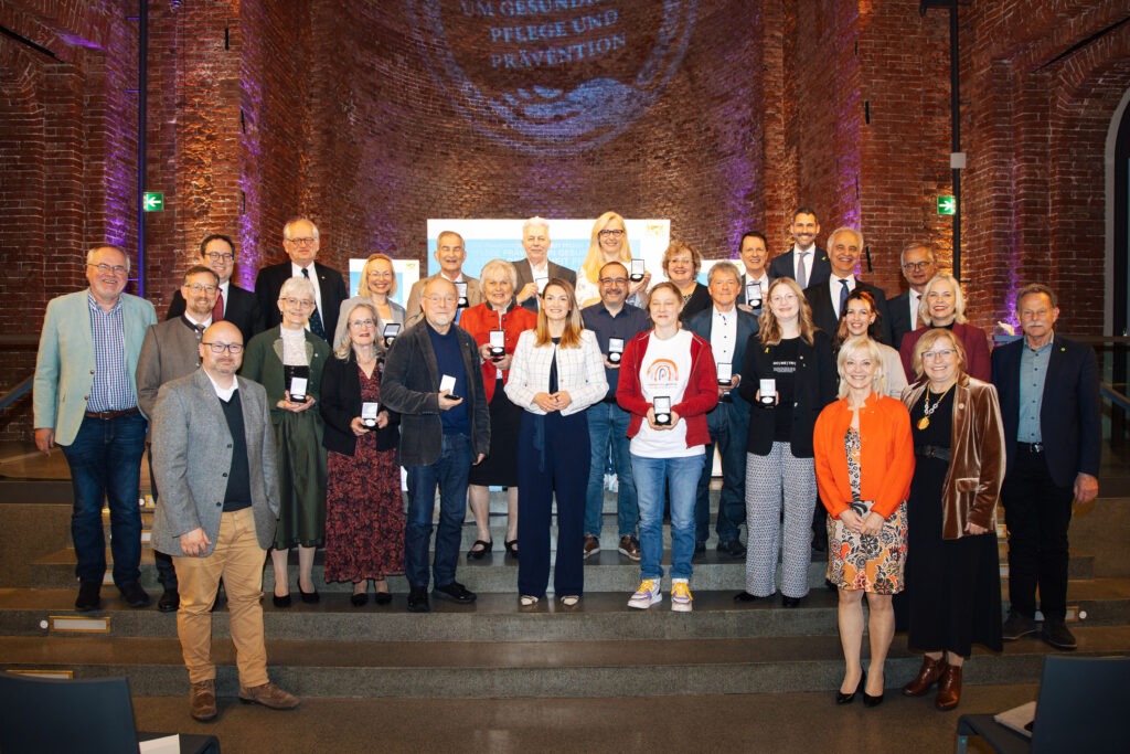 Preisträger der bayerischen Staatsmedaille für Verdienste um Gesundheit, Pflege und Prävention mit Ministerin Judith Gerlach. Verleihung am 13.03.2025 in der Residenz München, Gruppenfoto mit anwesenden Regionalpolitikern