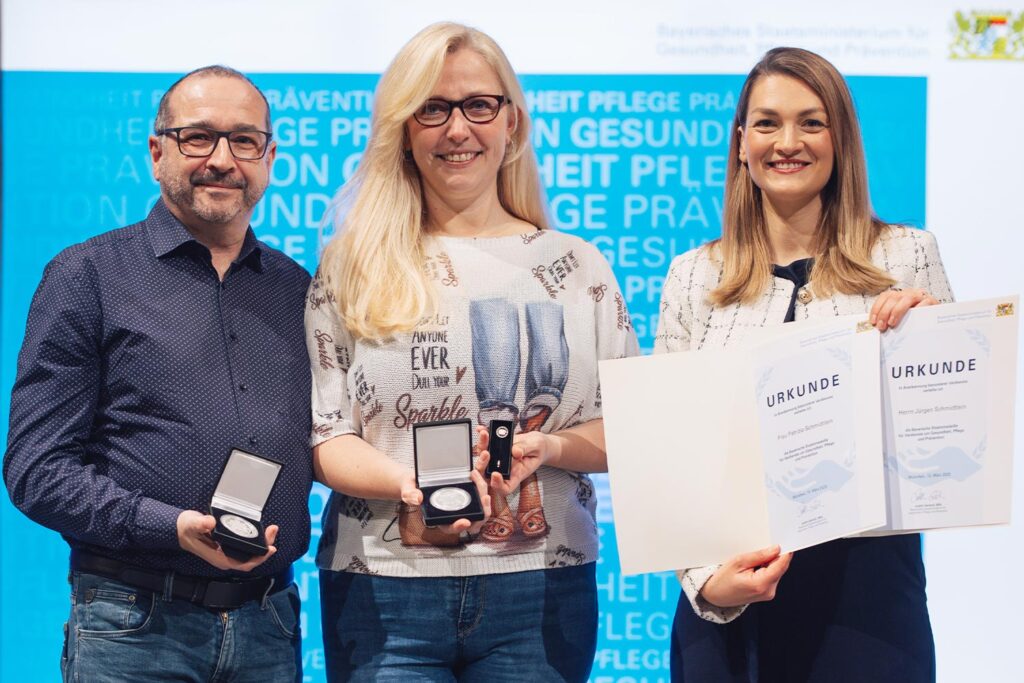 Jürgen und Patrizia Schmidtlein und Frau Judith Gerlach, MdL, 13.03.2025 bei der Verleihung der bayerischen Staatsmedaille für Verdienste um Gesundheit, Pflege und Prävention